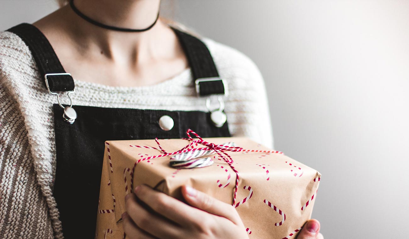 Pourquoi offrir des cadeaux ou faire des dons nous rend heureux